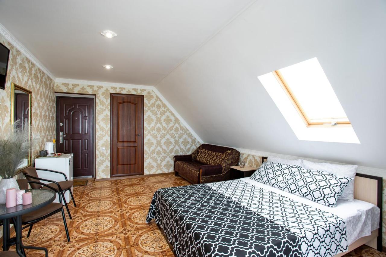 Olimp Hotell Zaliznyi Port Exteriör bild