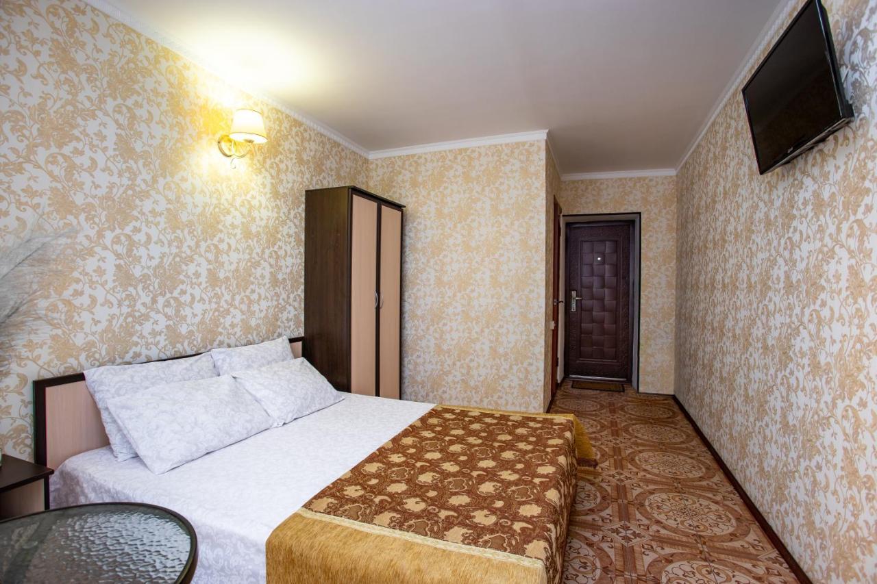 Olimp Hotell Zaliznyi Port Exteriör bild