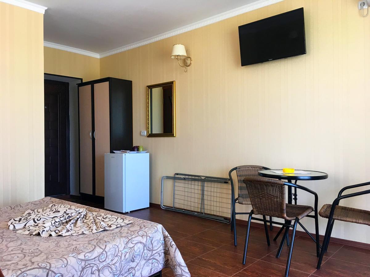 Olimp Hotell Zaliznyi Port Exteriör bild