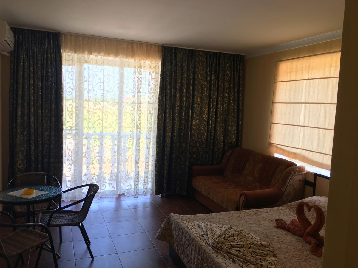 Olimp Hotell Zaliznyi Port Exteriör bild